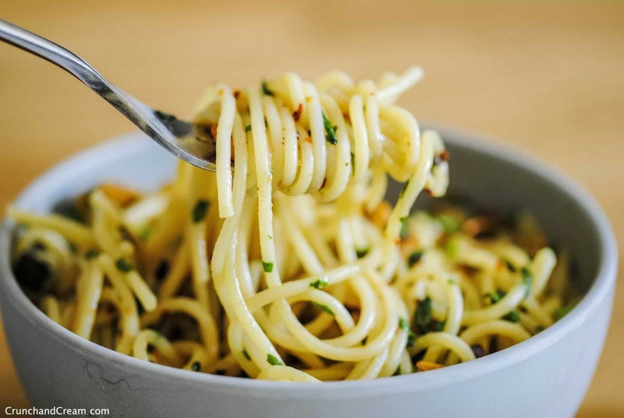 Simple Garlic Basil Pasta - Crunch & Cream